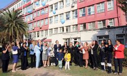 Mavi balonlar diyabete farkındalık için gökyüzünde