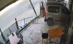 Önündeki araca çarpıp iş yerine daldı
