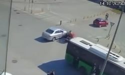 Otomobil motosiklet ile çarpıştığı kaza güvenlik kamerasında