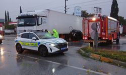 Tırın altında kalan otomobildeki karı koca hayatını kaybetti