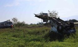 Trenin çarptığı kamyonet paramparça oldu