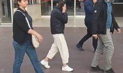 Hırsız kameraları görünce yüzünü gizledi