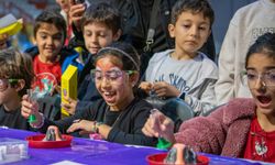 Kuşadası'nda Çocuklar Bilimin Renkli Dünyasını Keşfetti