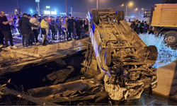 Otomobille çarpışan minibüs kanala devrildi