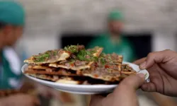 Sucuktan at eti etli ekmekten tavuk parçası çıktı