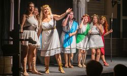 Kuşadası Belediye Tiyatrosu Perdelerini açtı