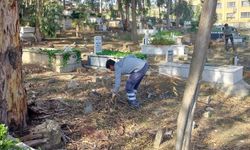 Efeler'in ekipleri mezarlıklardaki çalışmlarına devam ediyor