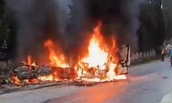 Kafa kafaya çarpışan araçlar çıkan yangında küle döndü