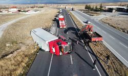 Meyve yüklü tır devrildi