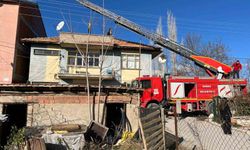 Evin çatısında çıkan yangın paniğe neden oldu