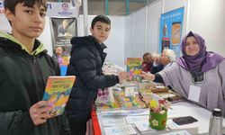 Yazar öğretmen kitap fuarında öğrencilerle buluştu