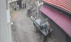 Yerde yatan karısının kafasına tekme attı