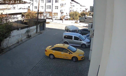 Nazilli'de minibüs önce motosiklete ardından park halindeki araçlara çarptı