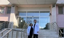 Ebe anne doktor oğluyla birlikte şifa dağıtıyor