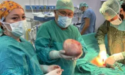 Kadının şişen karnından 6 kiloluk kitle çıktı