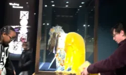 İngiliz tacına muhallebi fırlattılar