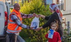 Kuşadası Belediyesi dağıtıyor, minikler sağlıkla büyüyor