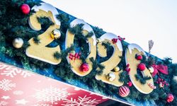 Kuşadası'da rengarenk görünümlü yılbaşı pazarı