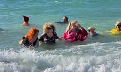Soğuk havaya aldırmadılar, çocuk ve hayvanlar için denize girdiler