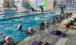 Efeler’de Minikler Sömestr Tatilinde Yüzme Öğreniyor