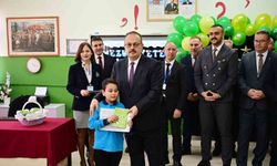 Öğrencilerin karnelerini Vali Canbolat verdi