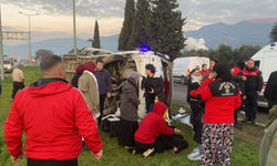 Buzlanan yolda işçi minibüsü devrildi