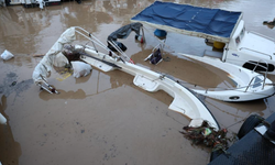 Kuşadası’nda sel balıkçı barınağını vurdu: Tekneler battı