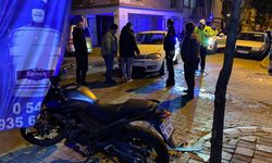 Otomobille çarpışan motosiklet sürücüsü yaralandı