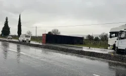 Tırın dorsesi yola savruldu