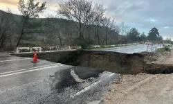 Yağış sonucu yol çöktü