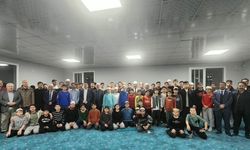 Protokol ve öğrenciler 'İyilik Sofrası'nda bir arada