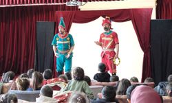 Buharkent’te Hacivat-Karagöz Gösterisine Çocuklardan Yoğun İlgi