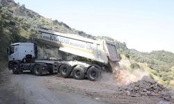 Çökme yaşanan yolda çalışmalar sürüyor