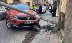 Kontrolden çıkan otomobil aydınlatma direğini devirdi