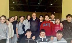 Ortaokul öğrencileri bilek güreşinde madalyaları topladı