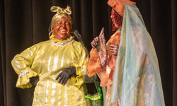 Kuşadası Tiyatro Günleri’nde kahkaha dolu gece