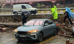 Sıfır Kilometre Araç Enkaz Altında