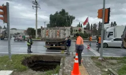 Bağarası Kavşağında Obruk Oluştu