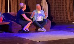 ‘İyi Delirdik’ Karacasu’da Ayakta Alkışlandı