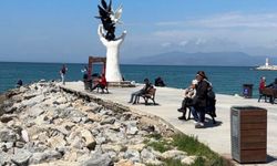 Güneşli Günün Tadını Sahilde Çıkardılar