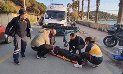 Otomobille Çarpışan Motosiklet Durağa Daldı