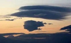 İnsan Silüetini Andıran Bulut Gölle Bütünleşti