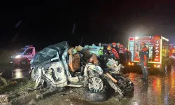Karşı Şeride Geçen TIR, Bir Aileyi Yok Etti