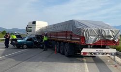 Otomobil’in TIR’a Çarpıştığı Kaza Ucuz Atlatıldı