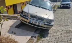 Freni Boşalan Otomobil Asılı Kaldı