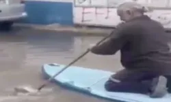 Belediyeye Tepkisini Sörf Yaparak Gösterdi
