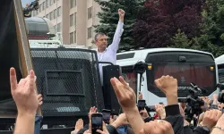 Özel TOMA'ya Çıkıp Halkı Selamladı