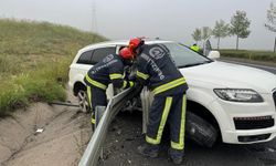 Lüks Araç Bariyerlere Ok Gibi Saplandı