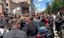 Kılıçdaroğlu Karanfillerle Karşılandı