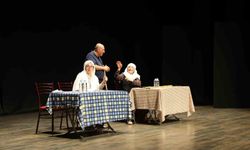 Aydın'da 'Lokanta' oyununa tiyatroseverlerden tam not